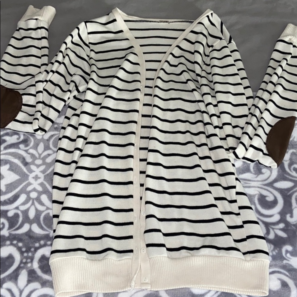 BLACK AND WHITE STRIPPED SWEATER